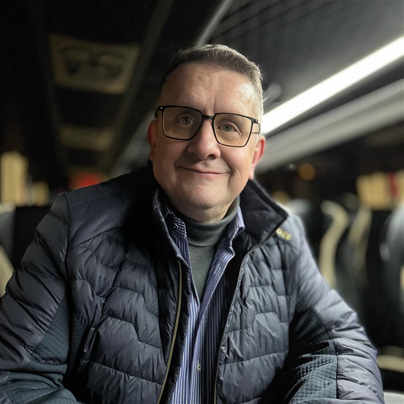 Das Team-Mitglied des Global Cyber Circle Dirk Schüttler steht am Fenster.