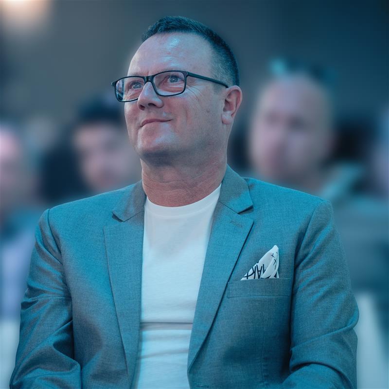 Die Head of Community von Global Cyber Circle Claudia im Office.